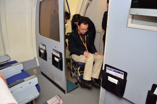 搭乗用の車椅子に乗って機内へ。