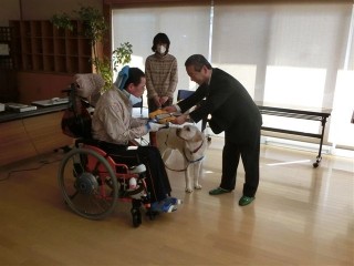 介助犬マントの授与。