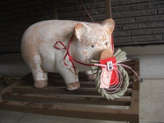 玄関脇の幸せの子豚です。