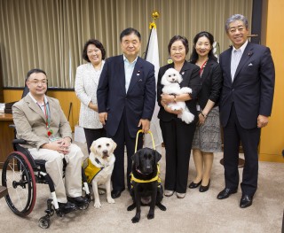 3種類の補助犬と記念撮影