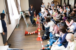 盲導犬が仮設道路の端を歩いている様子です。